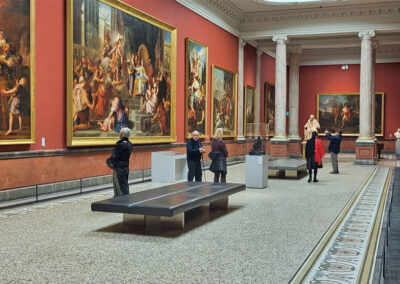 En ce jour venteux, départ en bus pour Montpellier où un célèbre artiste originaire de Rodez. Nous voilà,